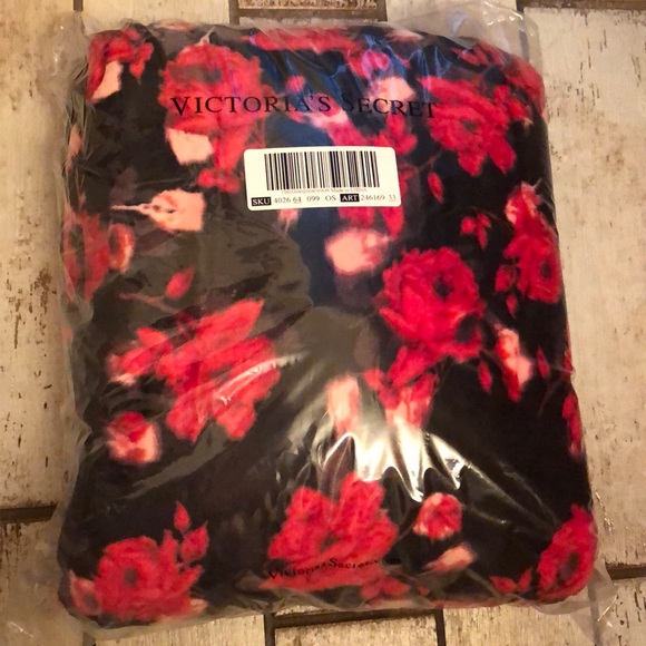 PINK Victoria's Secret Other - 🎉SOLD🎉Victoria’s Secret Holiday Red roses blanket NWTIP